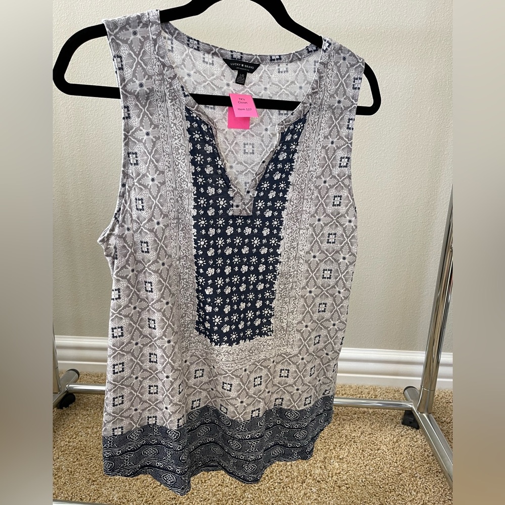 Lucky Brand Navy/White Split Neck Sleeveless Top L/G - EUC (127)